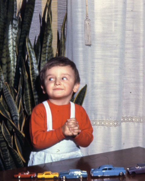 Enrico Delmastro bambino mentre gioca con le macchinine