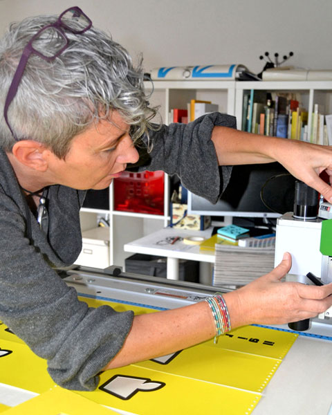 Valentina Lungo aujourd'hui en travaillant sur le livre illustré tactile Il Girasole