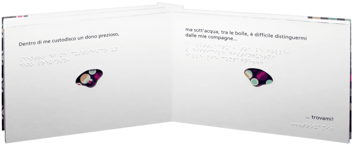 Doppia pagina del libro tattile con l’ostrica da cercare, testo e Braille
