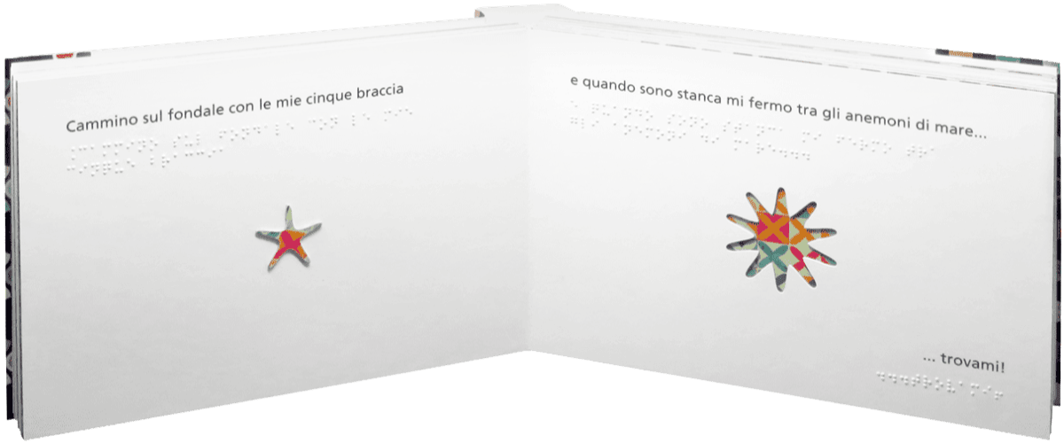 Doppia pagina del libro tattile con la stella marina da cercare, testo e Braille