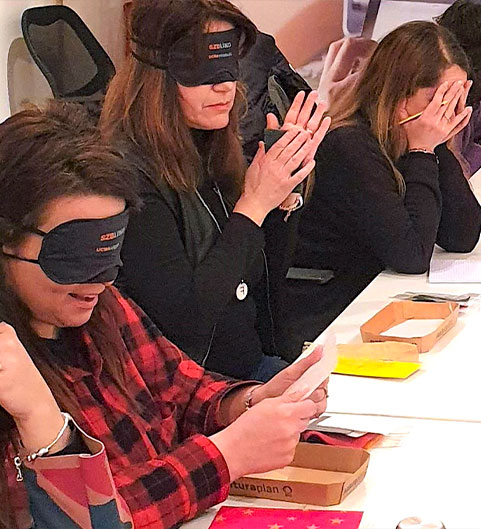 Lire avec dix yeux. Atelier de formation tactile pour adultes DieciOcchi Lire avec dix yeux. Adultes apprenant à sentir divers matériaux au toucher