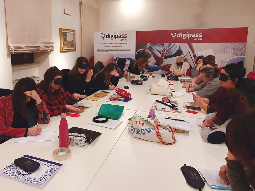 VOCEVERSO: workshop Leggere con dieci occhi. Table with the participants at work