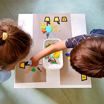 Girasoli e altri fiori. Bambini che giocano con una tavola tattile