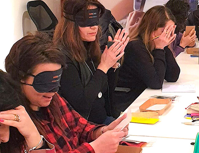 Lire avec dix yeux. Atelier de formation tactile pour adultes DieciOcchi Lire avec dix yeux. Adultes apprenant à sentir divers matériaux au toucher