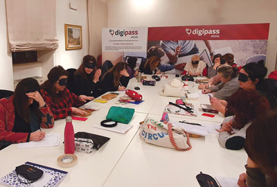 VOCEVERSO: workshop Leggere con dieci occhi. Table with the participants at work