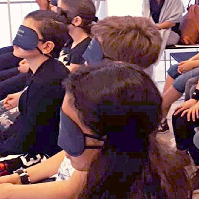 xBambini con mascherina sugli occhi pronti per il laboratorio sensoriale